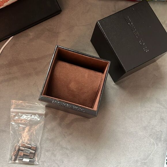 NEW Michael Kors Watch Links - Gunmetal - 5 Links 5 Pins with Large Leather Box - Picture 3 of 5